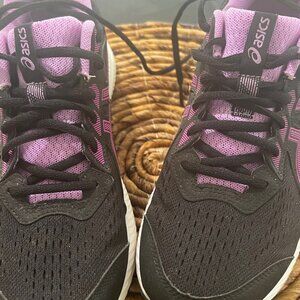 Like new Asics snickers size 9